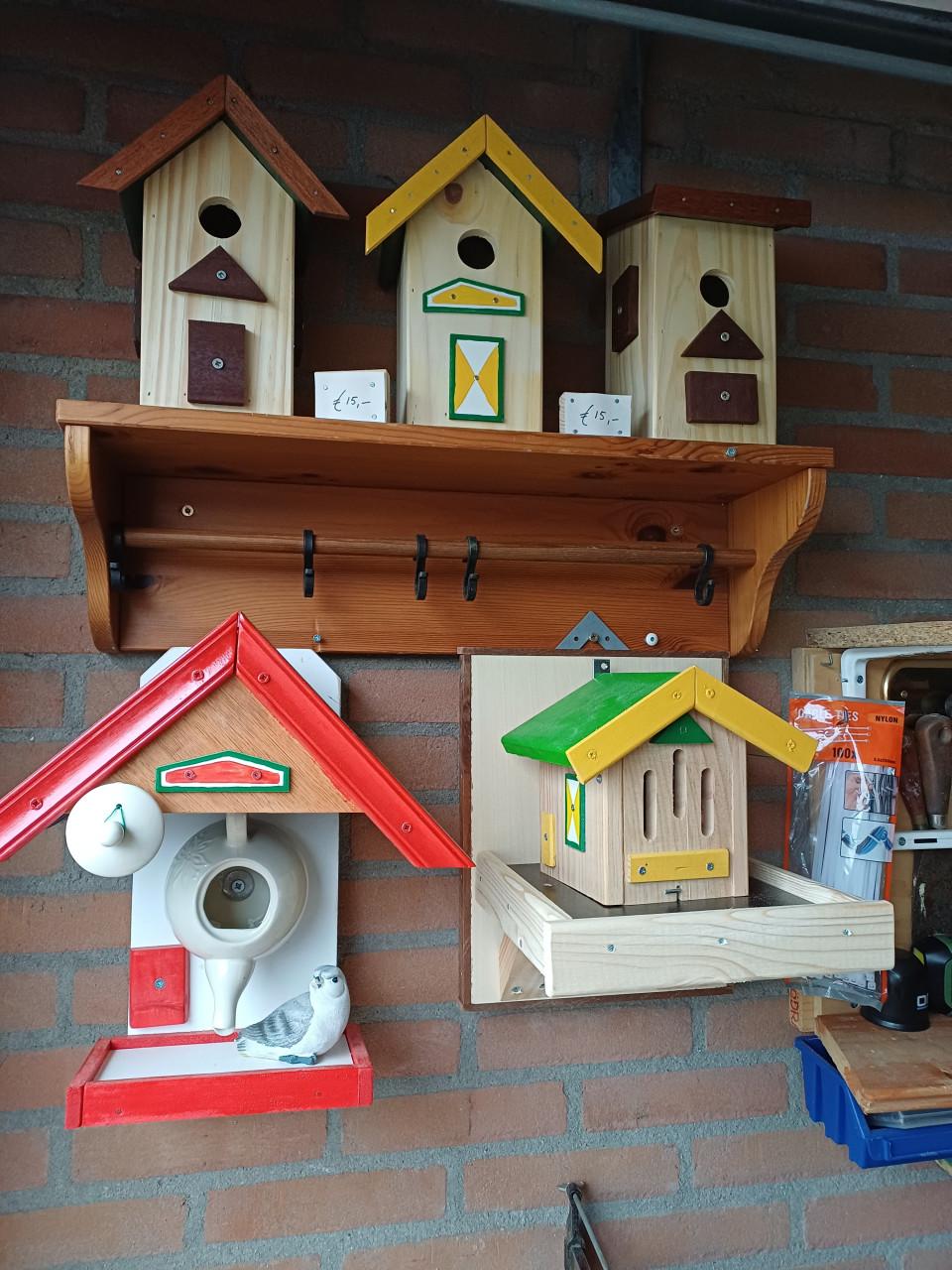 Vogel - Voederhuisjes , Nest - kastjes , Voedertafels   etc  zie foto's