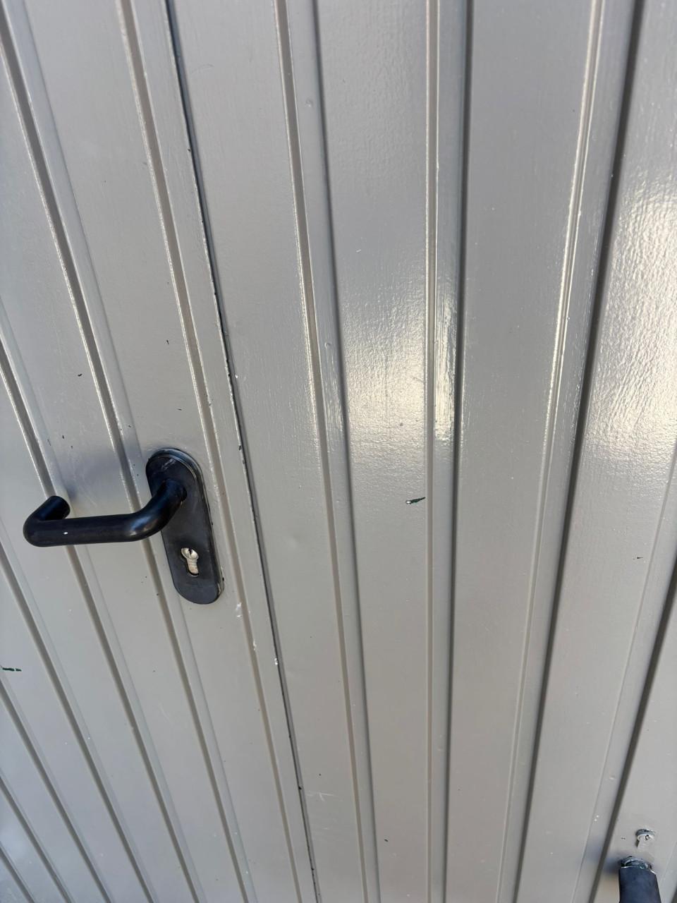 Kantelbare garagedeur met loopdeur
