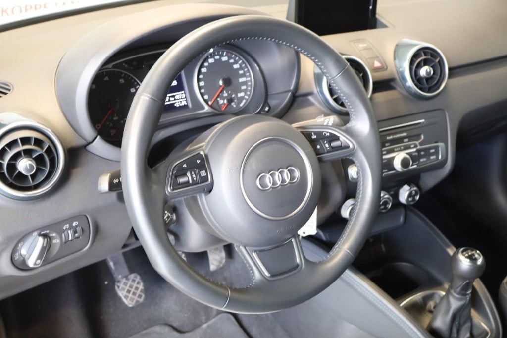 Audi A1 Sportback 1.0 tfsi design s-line nl auto, parkeersensoren, bluetoot