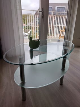 Glazen salontafel met aluminium poten