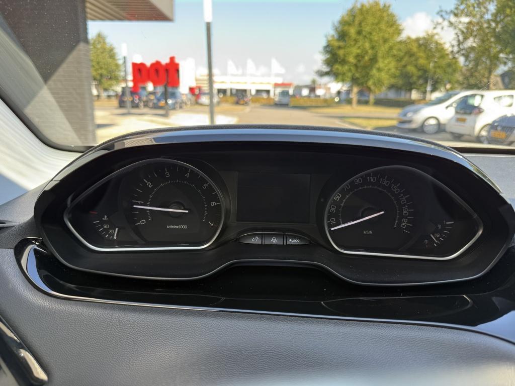 Peugeot 208 1.2 vti active // schermradio //