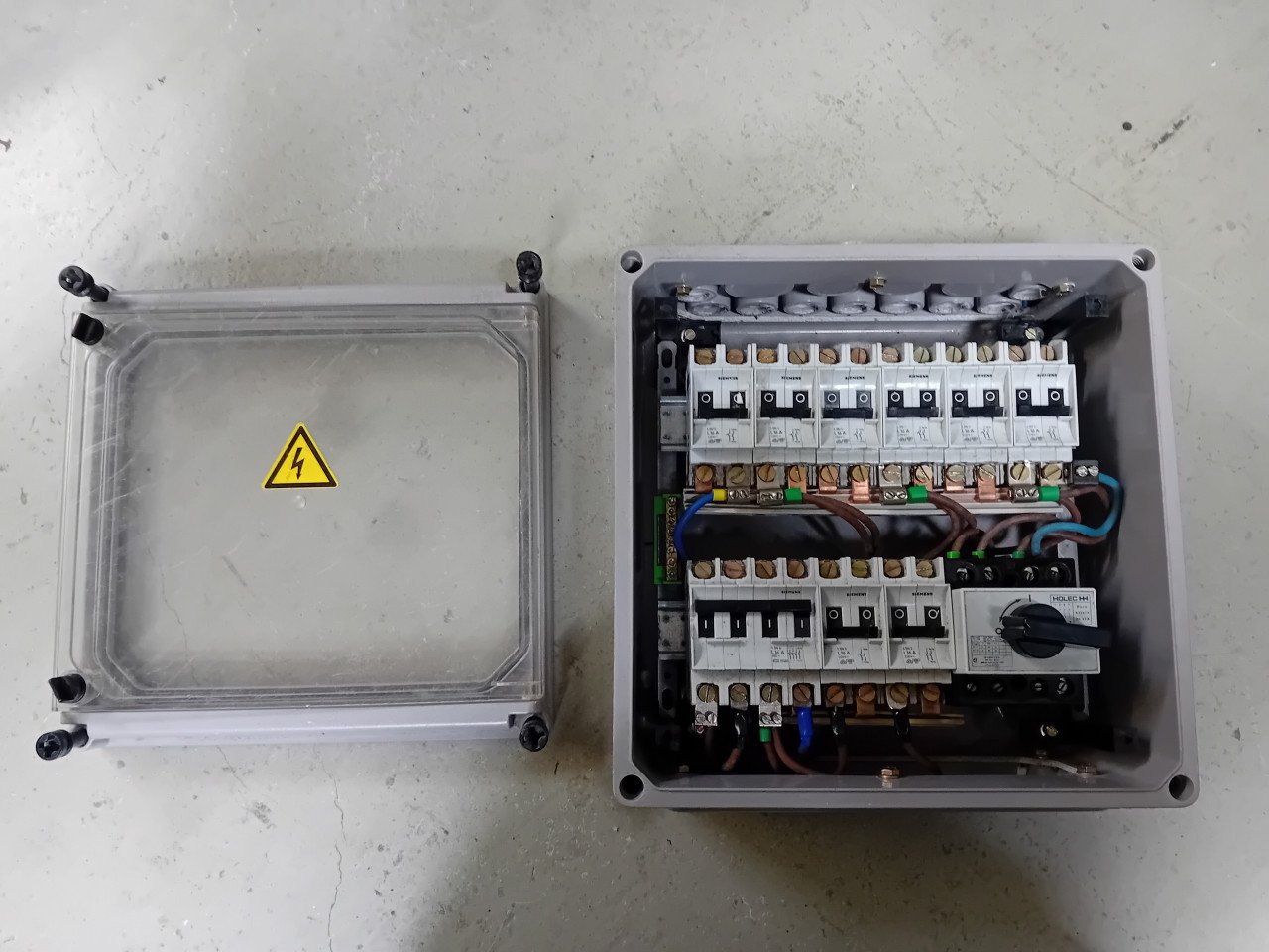 Groepenkast  8 gr. 16 A, krachtgr 16 A en hfdsch. in waterd.  kast.