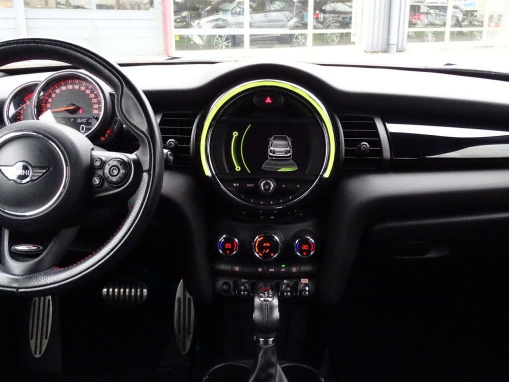 Mini Cooper mini 1.5 serious business automaat | jcw pack | king's cross