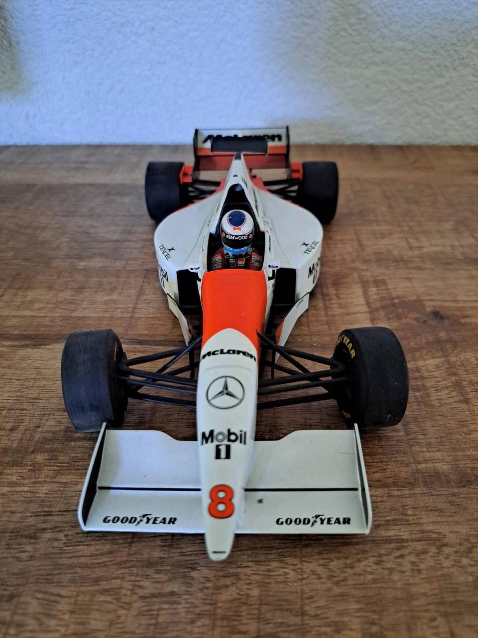 Minichamps van de McLaren Mercedes MP4/10 #8, bestuurd door Mika Häkkinen