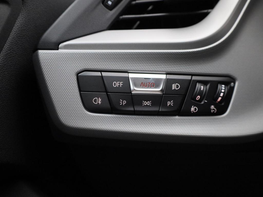 BMW 1 Serie 116i executive | automaat | parkeer sensoren | navigatie | virt