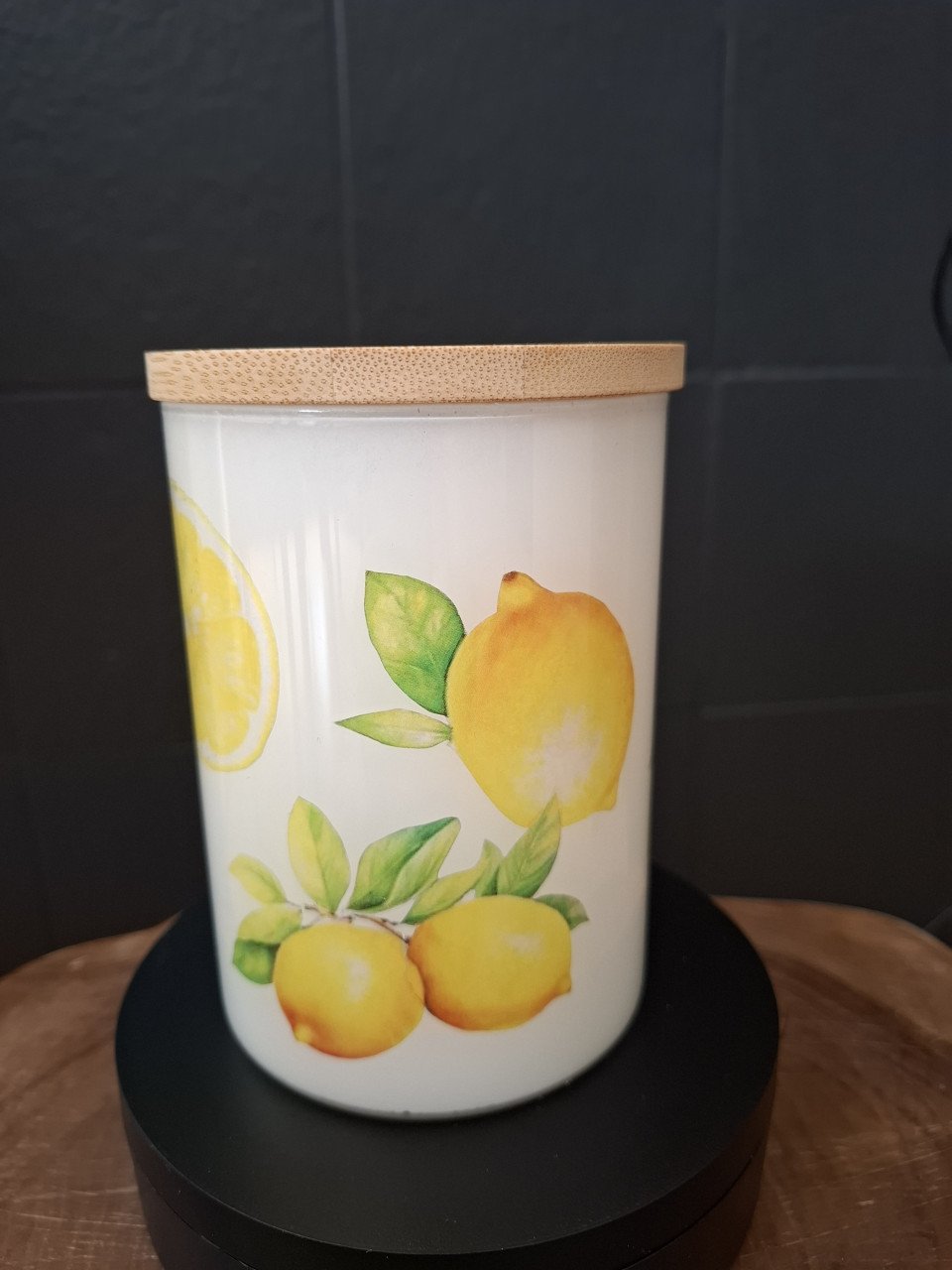 Handversierde voorraadpot