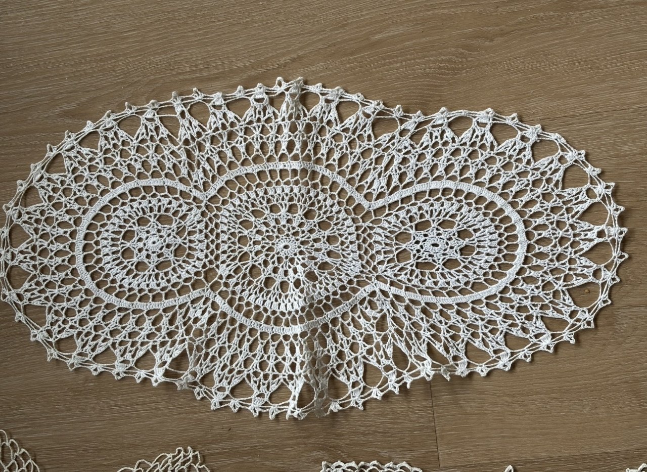 4 OUDE HANDGEHAAKTE KLEEDJES