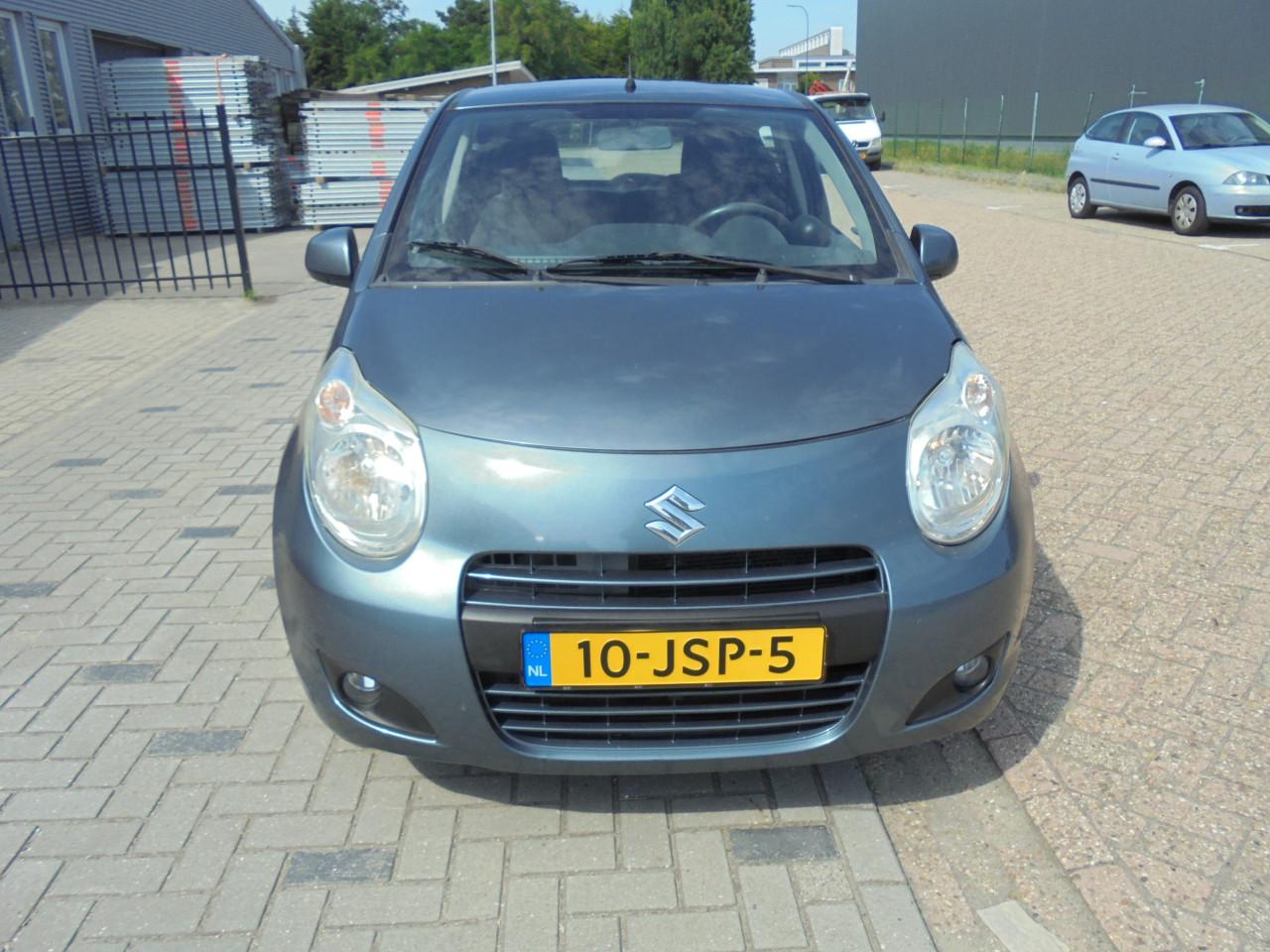 Alto 1.0 I in de vijf deur Exclusive uitvoering Apk Januari 2027 met N.A.P