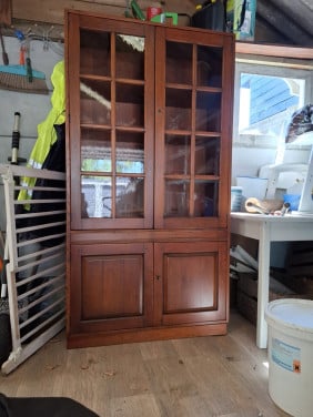 Massief houten kast