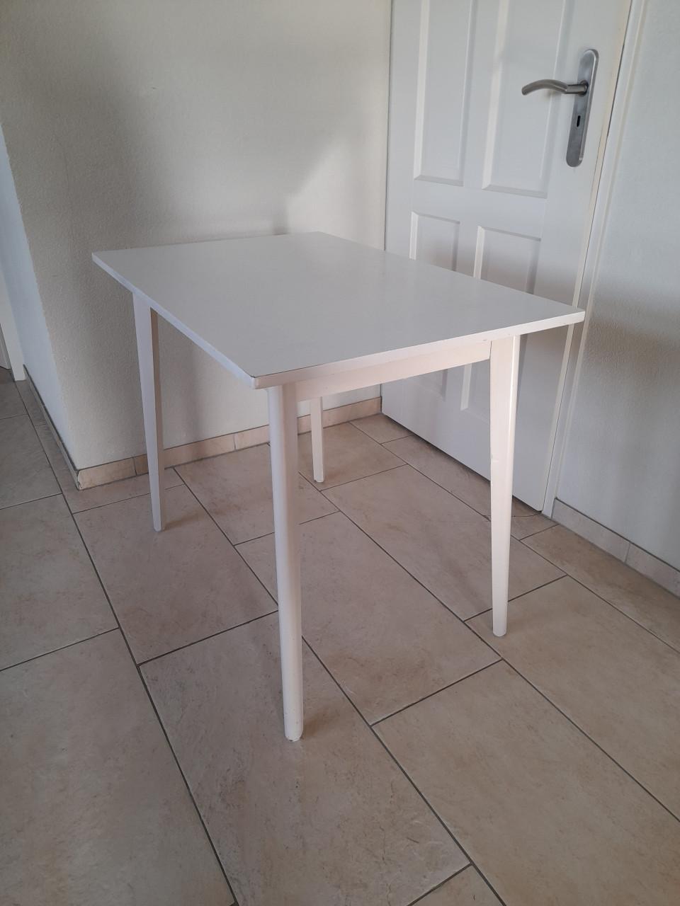 Tafel 60 x 92 x 74,5 Hoog (in goede staat )