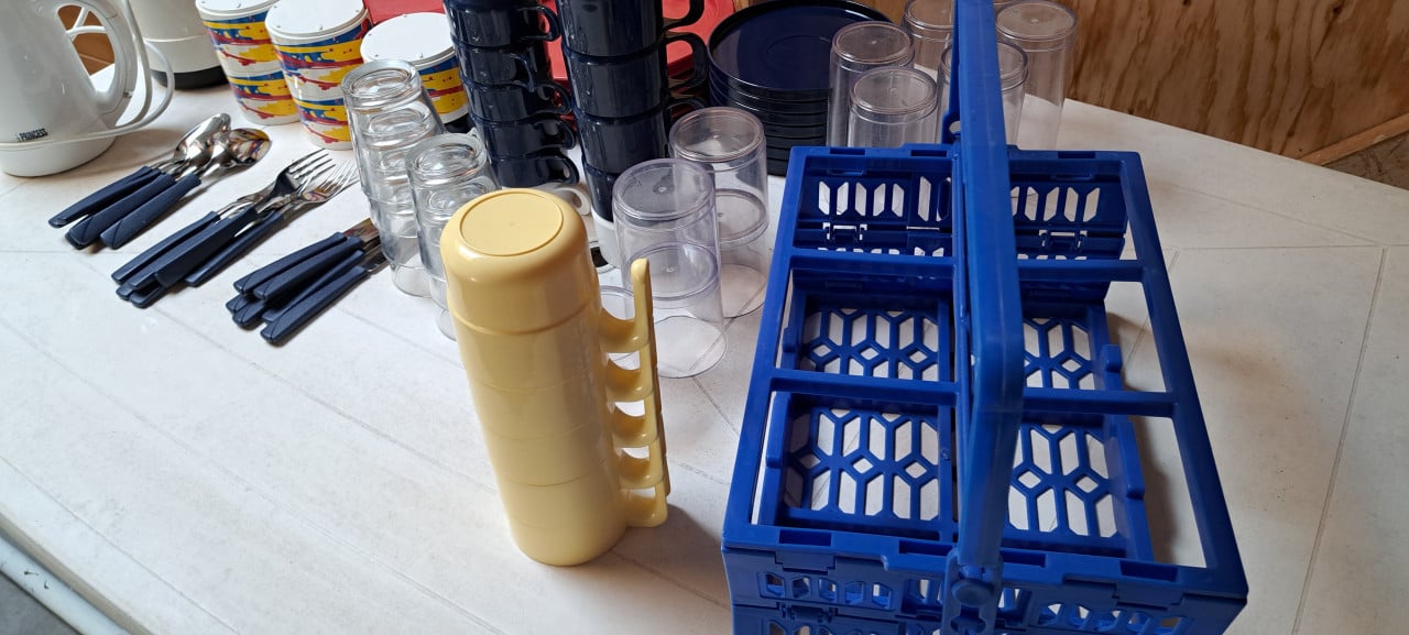Camping servies 5 a 6 persoons zeer compleet