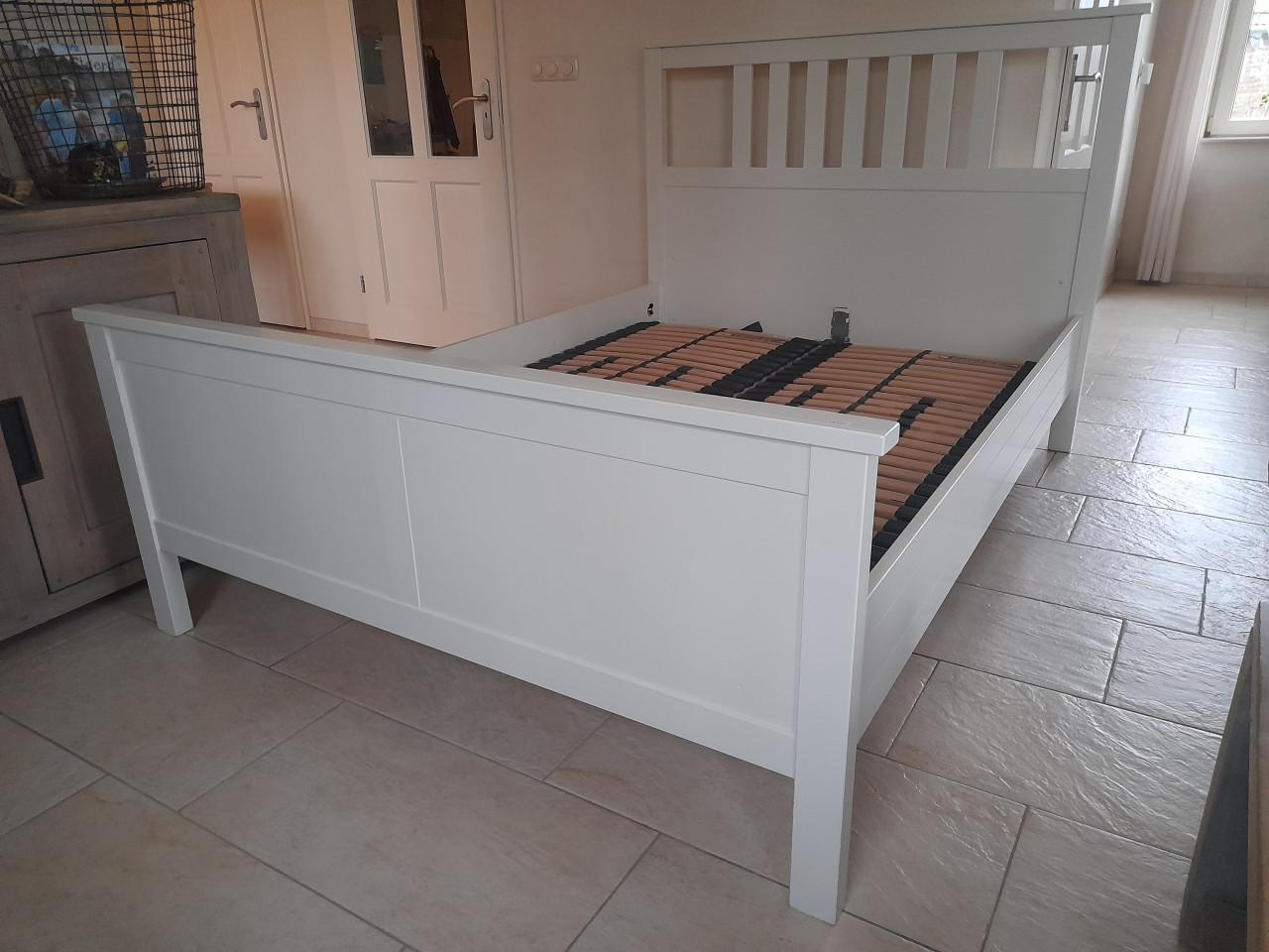 2 Persoons bed 140 x 200 met verstelbare lattenbodems(in goede nette staat)