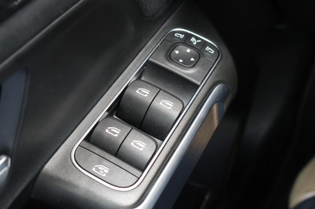 Mercedes-Benz Glb 200 business solution amg 163 pk i panoramadak i trekhaak