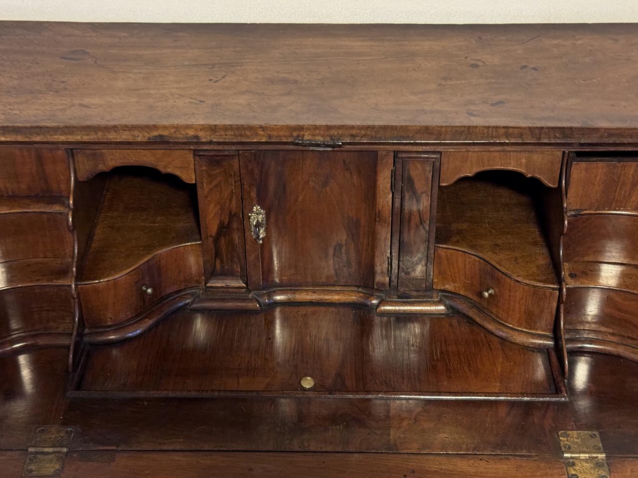 Dubbel gebogen oud Hollands 18e eeuws notenhouten klepbureau