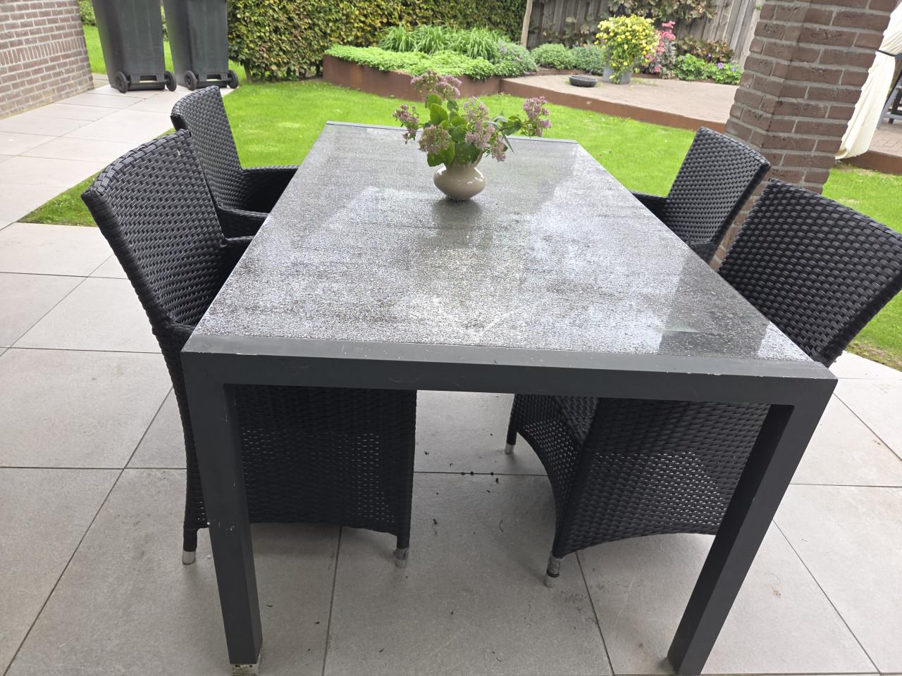 Tuinset - tafel + 4 stoelen