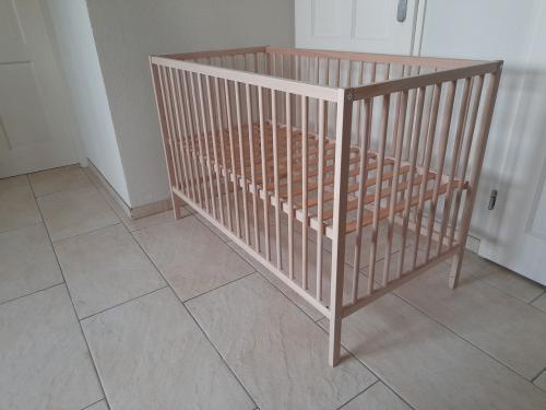 Ledikantje in hoogte verstelbaar 60 x 120 (z.g.a.n.)