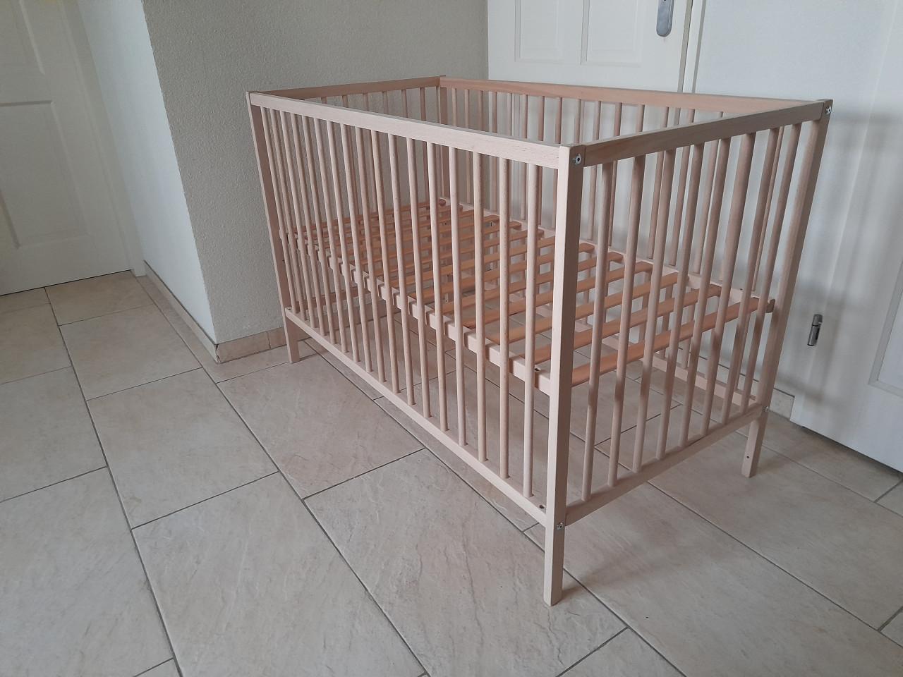 Ledikantje in hoogte verstelbaar 60 x 120 (z.g.a.n.)