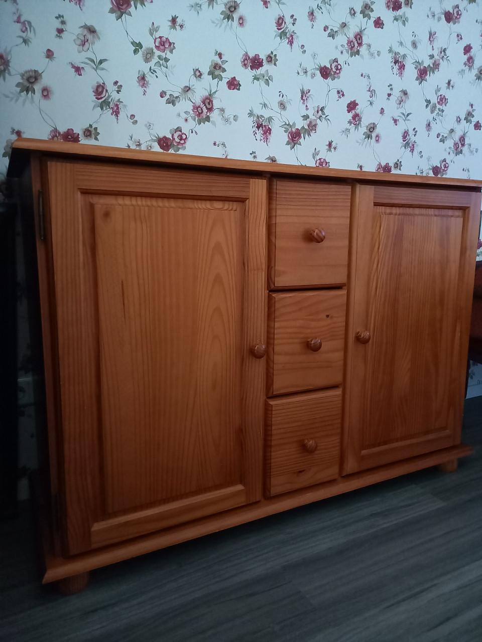 Lage grenenhouten kast