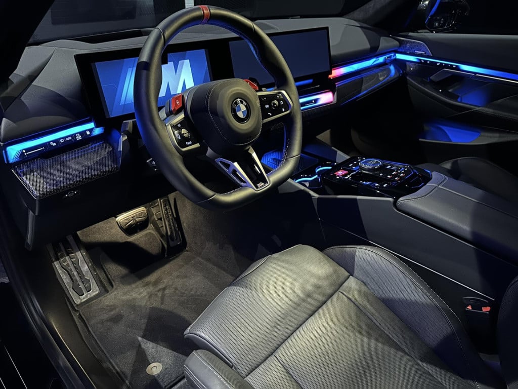 BMW M5 5-serie *limousine v8 m hybrid*carbon extr*b&w*alcantarahemel*nl-aut