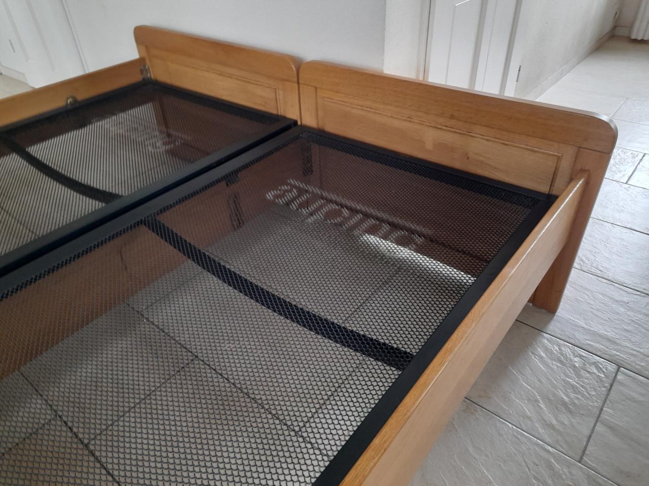 2 x 1 persoons bed 90 x 200 (maakt 2 p bed) met Auping spiralen ( i.g.st.)