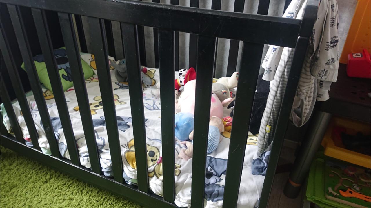 Ledikant zwart met Aerosleep matras topper en hoezen