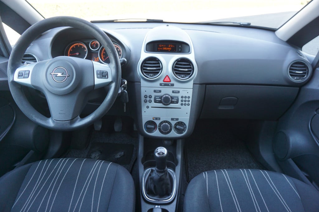 Opel Corsa 1.4-16v enjoy airco / cruise / elektr. ramen / trekhaak / nap