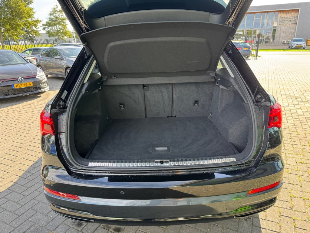 Audi Q3 35 tfsi * camera * matrix led * leer * keyless * trekhaak