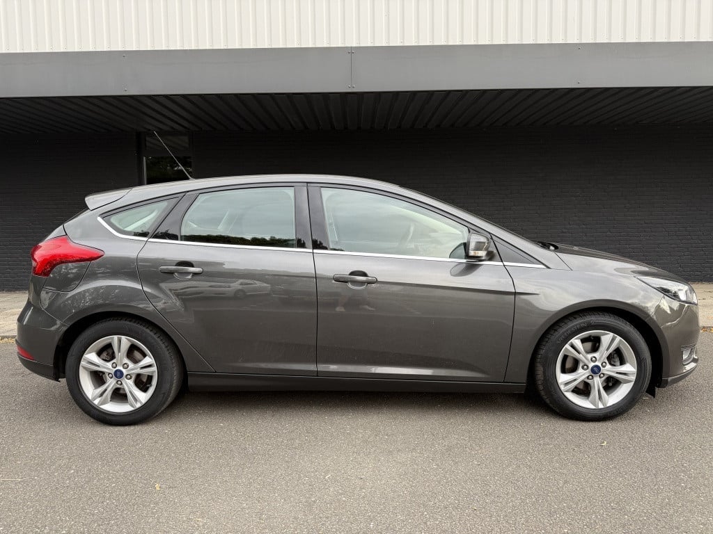 Ford Focus 1.0 titanium edition // nieuwe distributie + grote beurt //