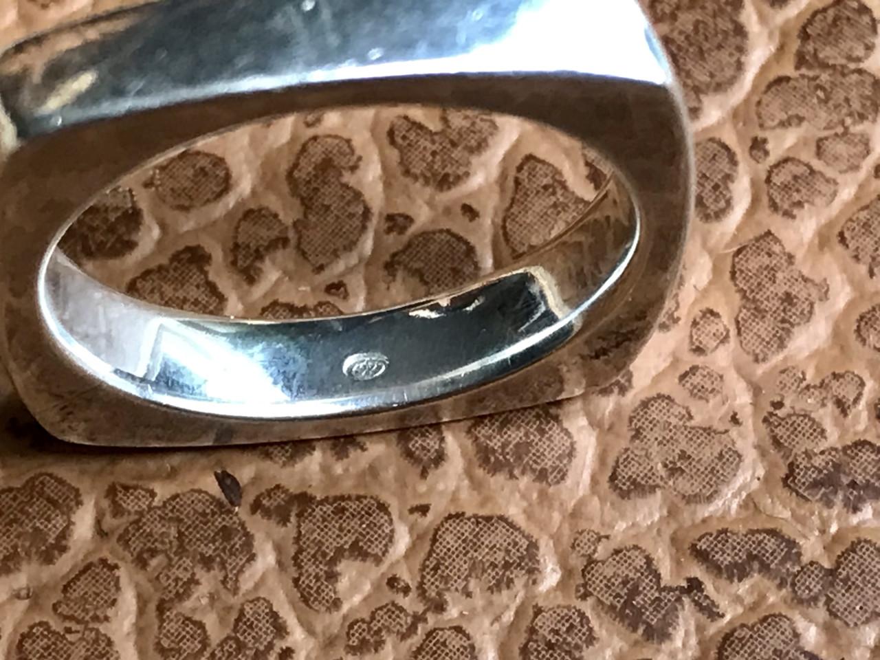 Zilveren ring met oorbellen van goudsmid Renate ritskes