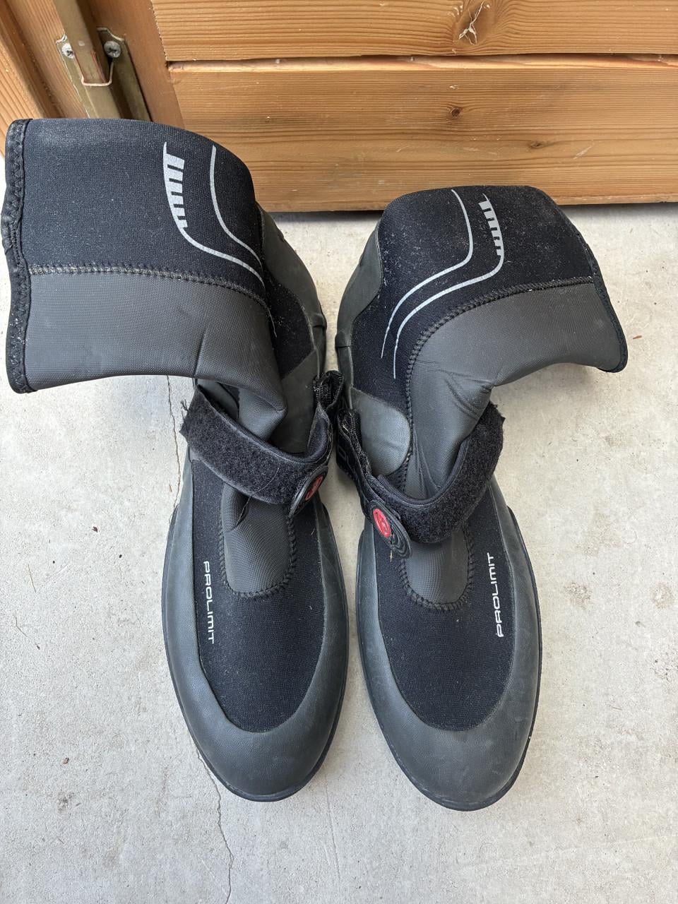 Surfpak/wetsuit met surfschoenen