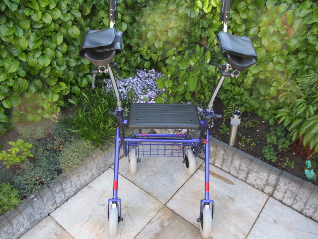 Zgan Provo rollator van Jeremiase met onderarmschalen zitje mand + dienblad