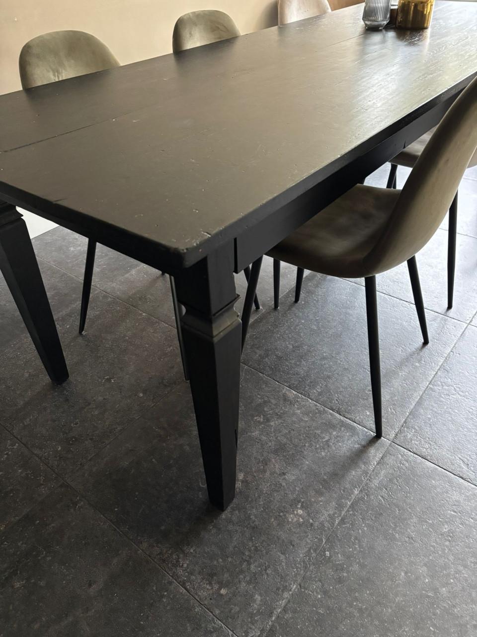 Zwarte eettafel met stoelen