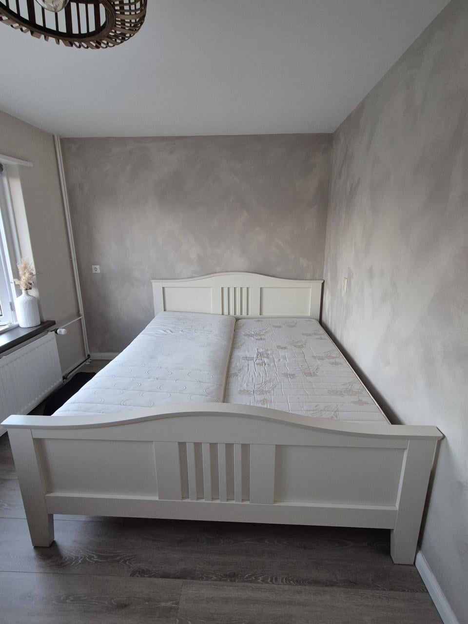 Wit tweepersoonsbed met lattenbodems