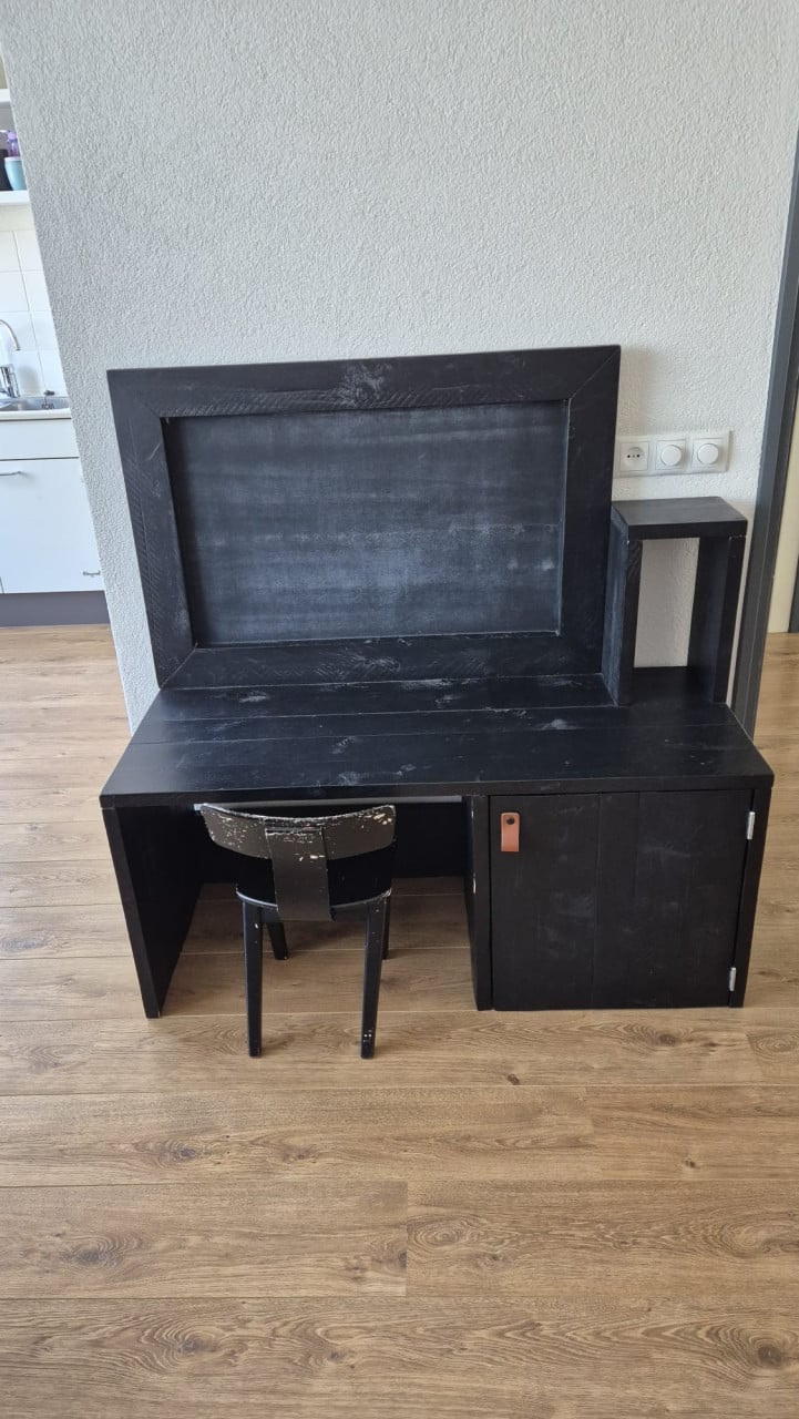 Leuk kinderbureau/tafel, met krijtbord, zwart