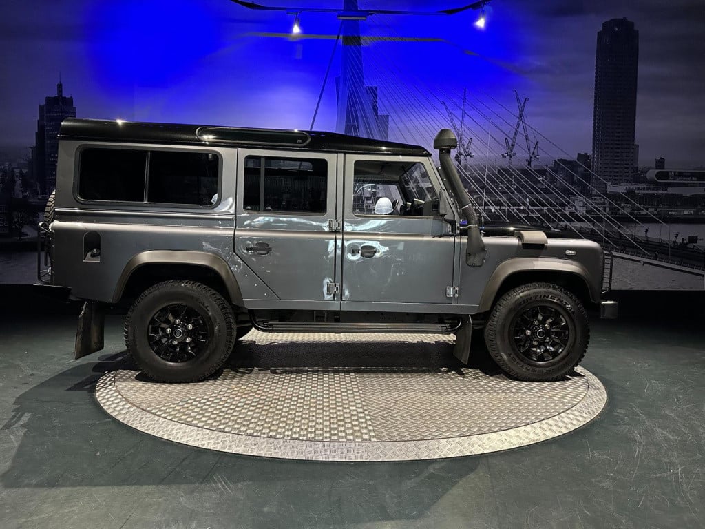 Land Rover Defender 2.4 td 110" x-tech dc *grijs kenteken 7 persoons*