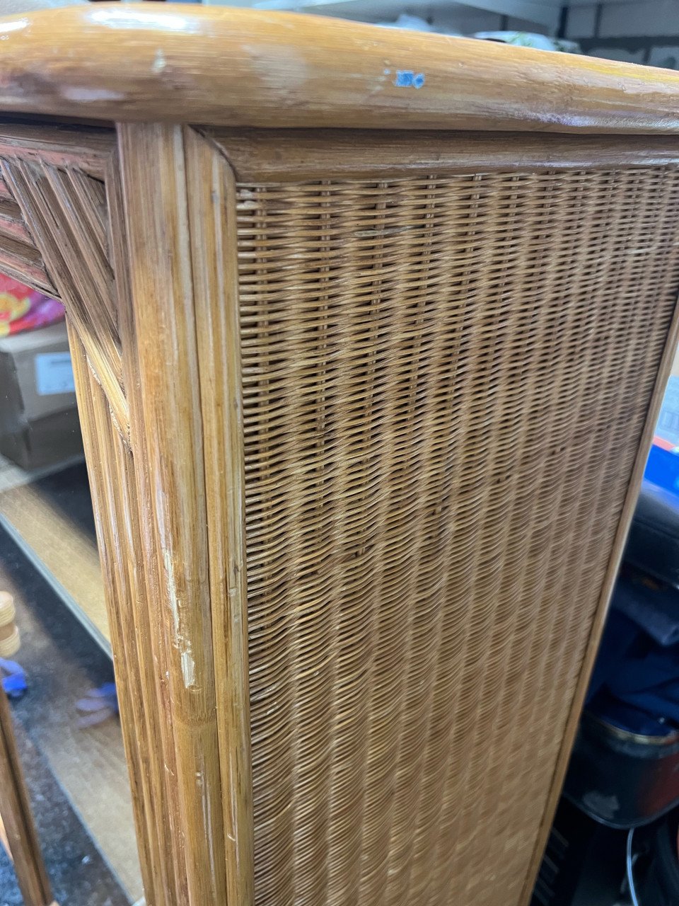 Vintage rotan kastje met glazen deurtjes