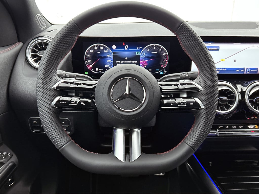 Mercedes-Benz Gla-klasse 180 business solution amg | trekhaak | parkeerpakk