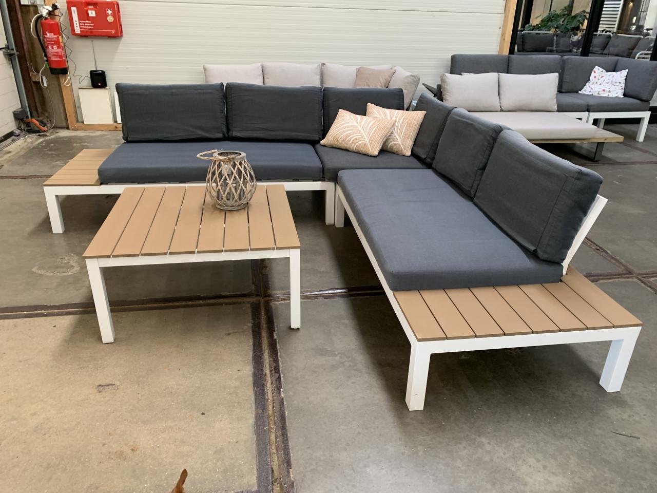 Loungeset net kussens en tafel.