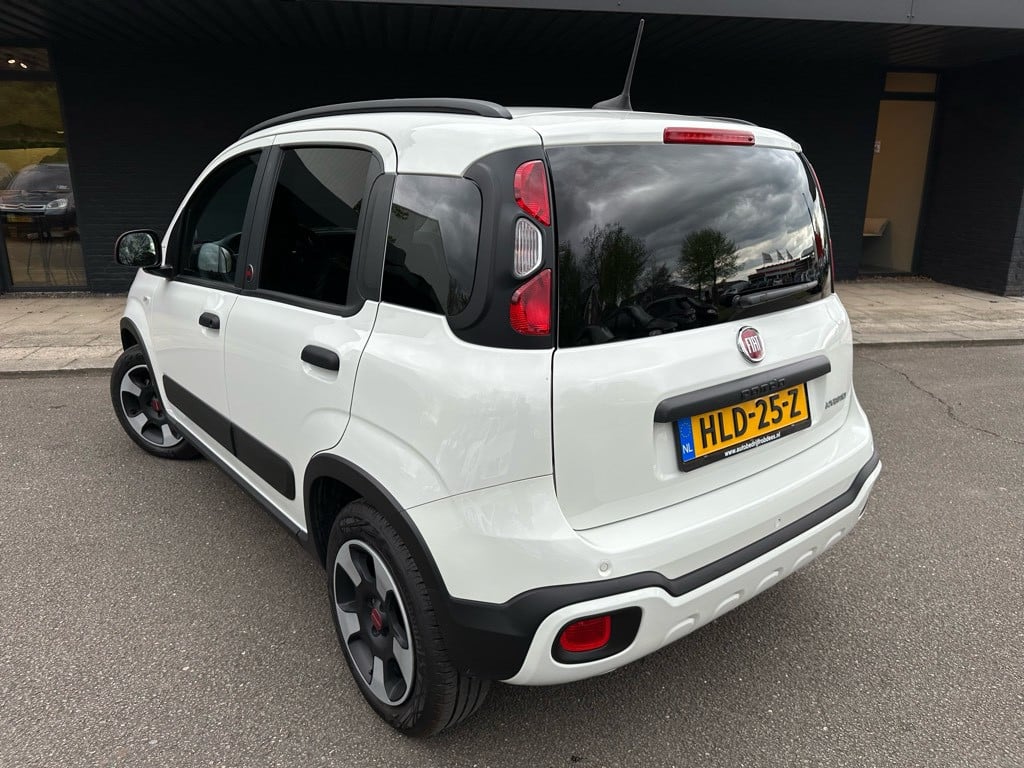 Fiat Panda 1.0 hybrid red cross hybrid // nieuwstaat // 17.000km //