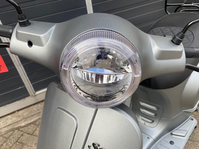 Schitterende nieuwe scooters elektrisch met een bosch motor nu 2199 euro