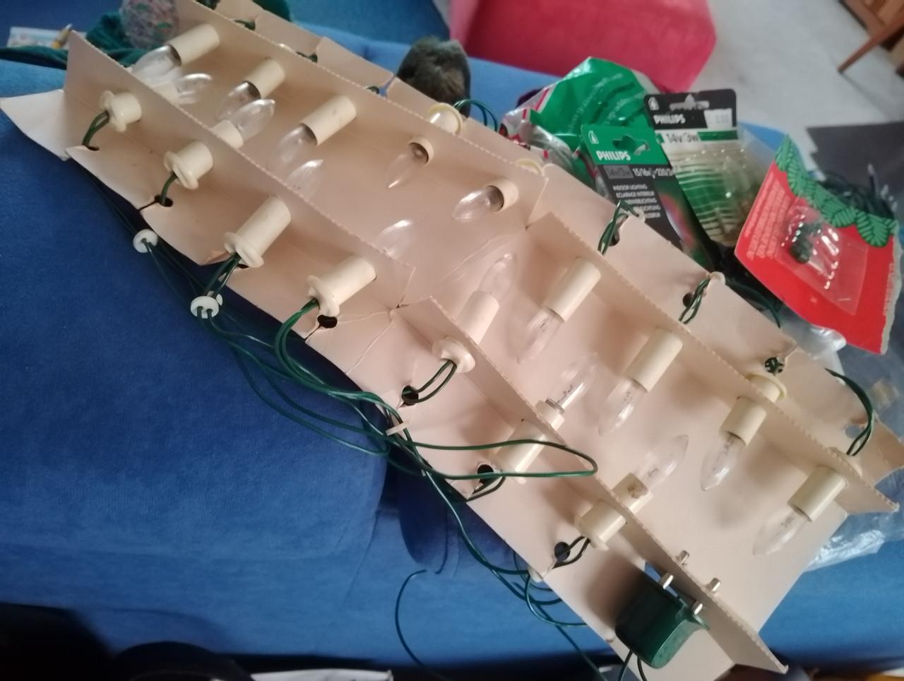 Vintage kerstboom-lampjes-55jr. oud en nog werkend--en wat los spul