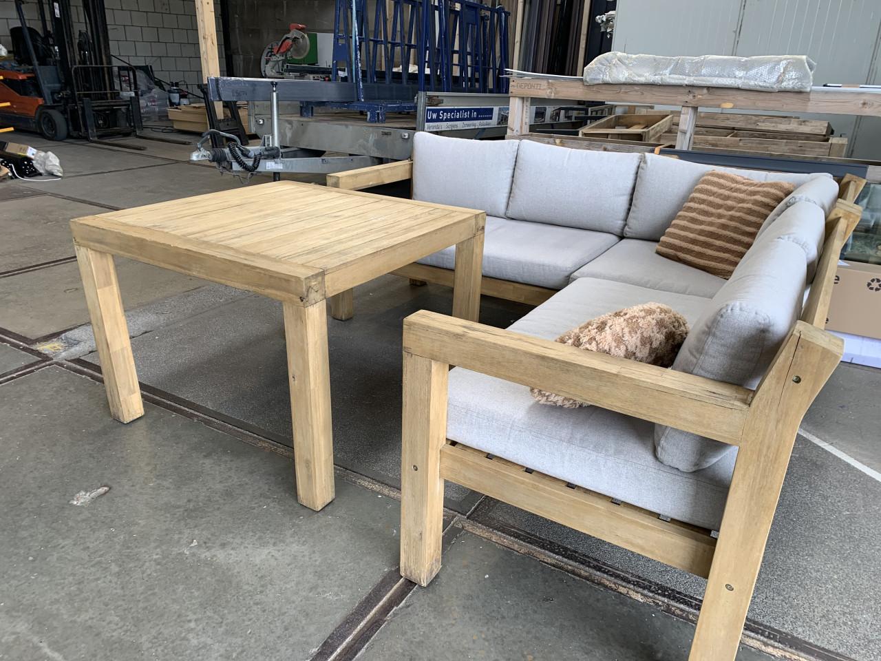 Hardhouten Loungeset met hoge tafel en kussens.