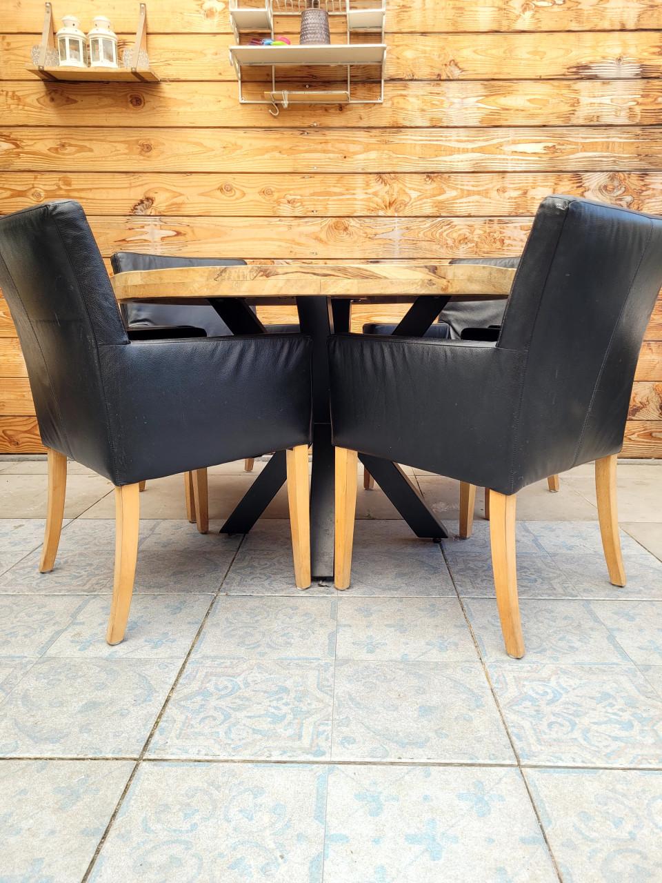 Robuuste eettafel met 6 leren stoelen