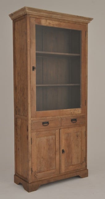 MOOIE KAST MET VEEL OPBERGRUIMTE
