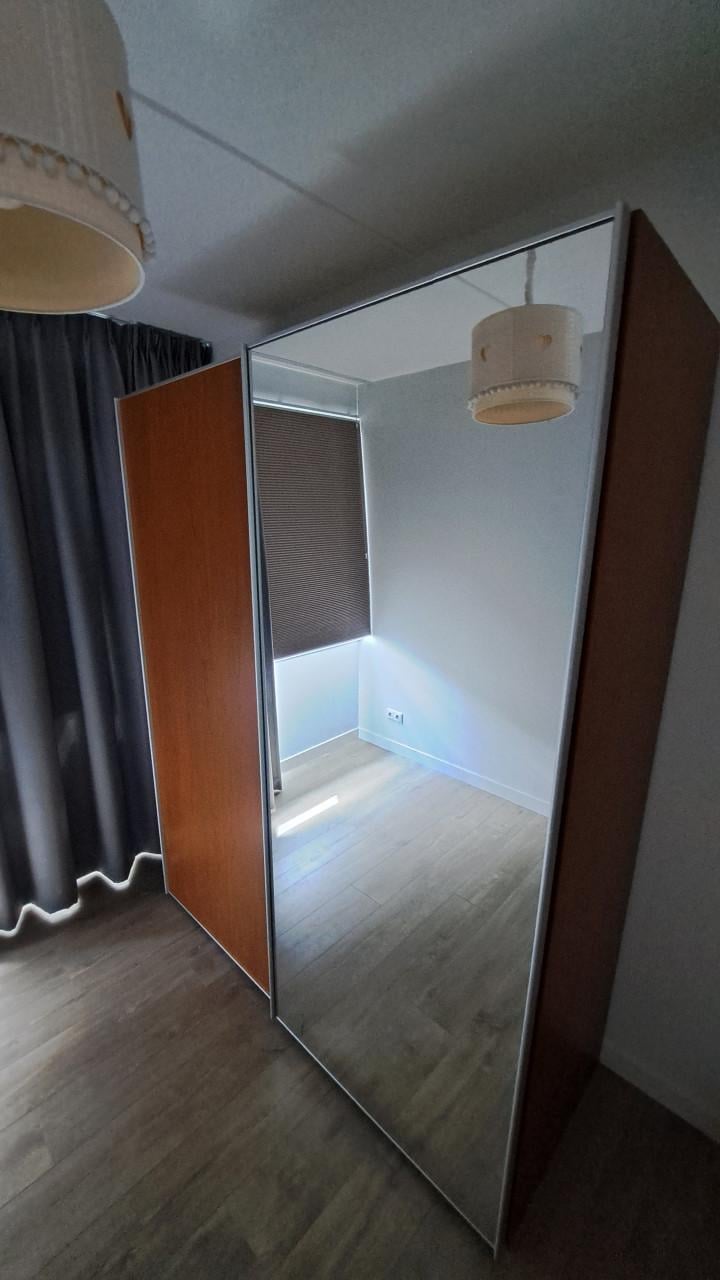 Grote kast met spiegel