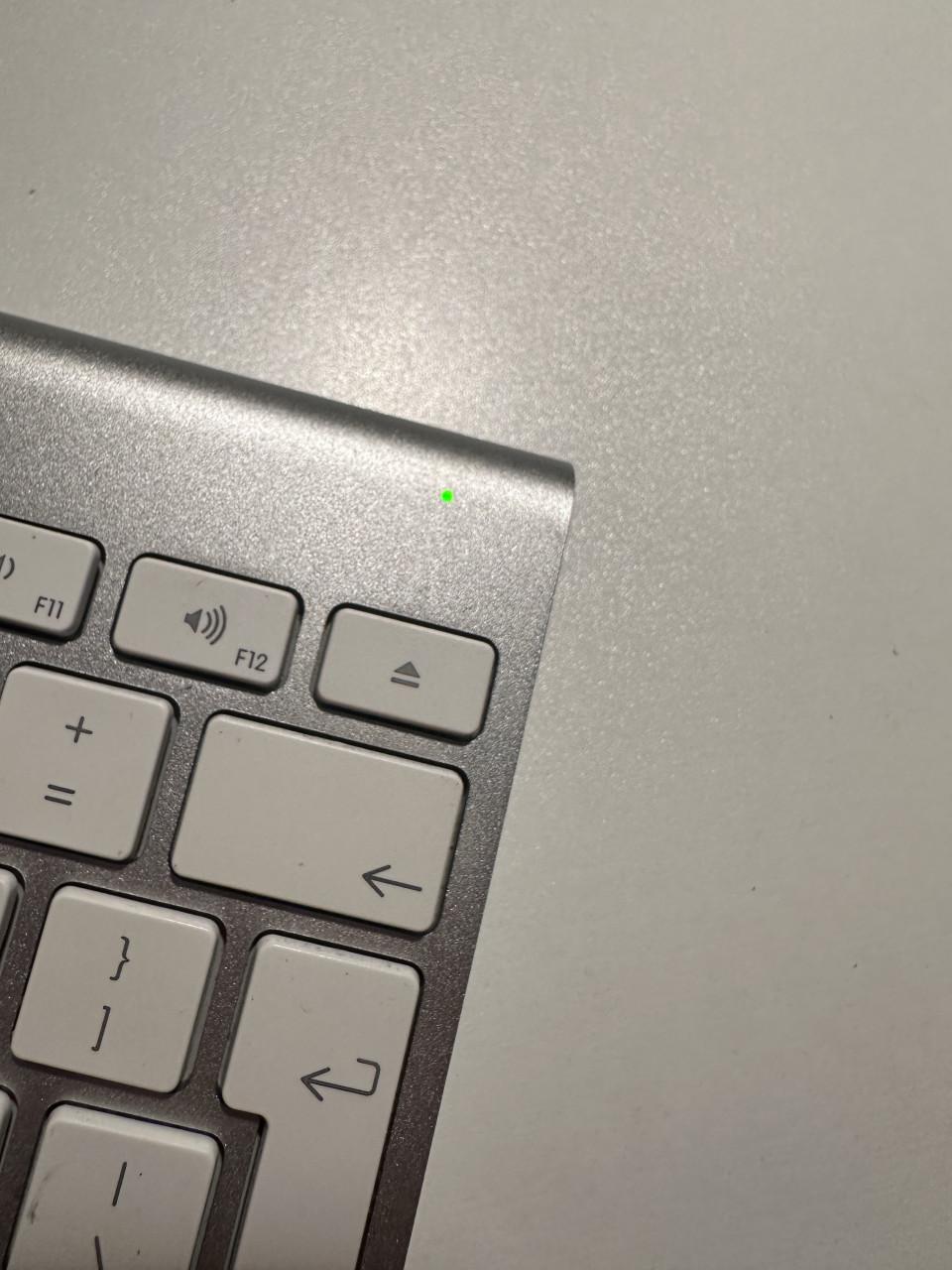 Apple Wireless Keyboard A1314 + Magic Trackpad A1339 – Bluetooth