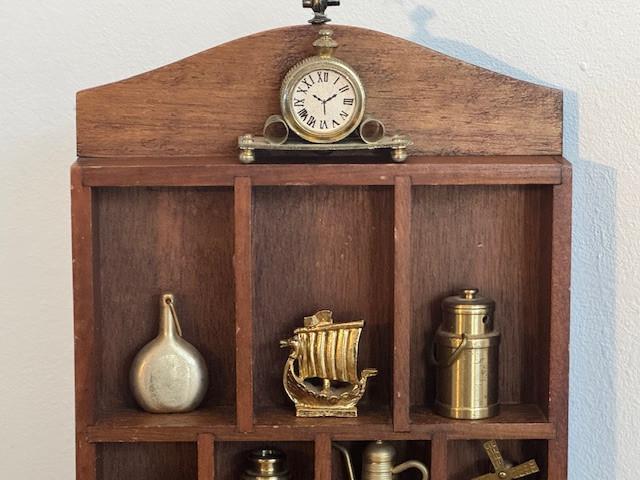 Sfeervol houten letterbakje gevuld met 16 messing miniaturen, vintage