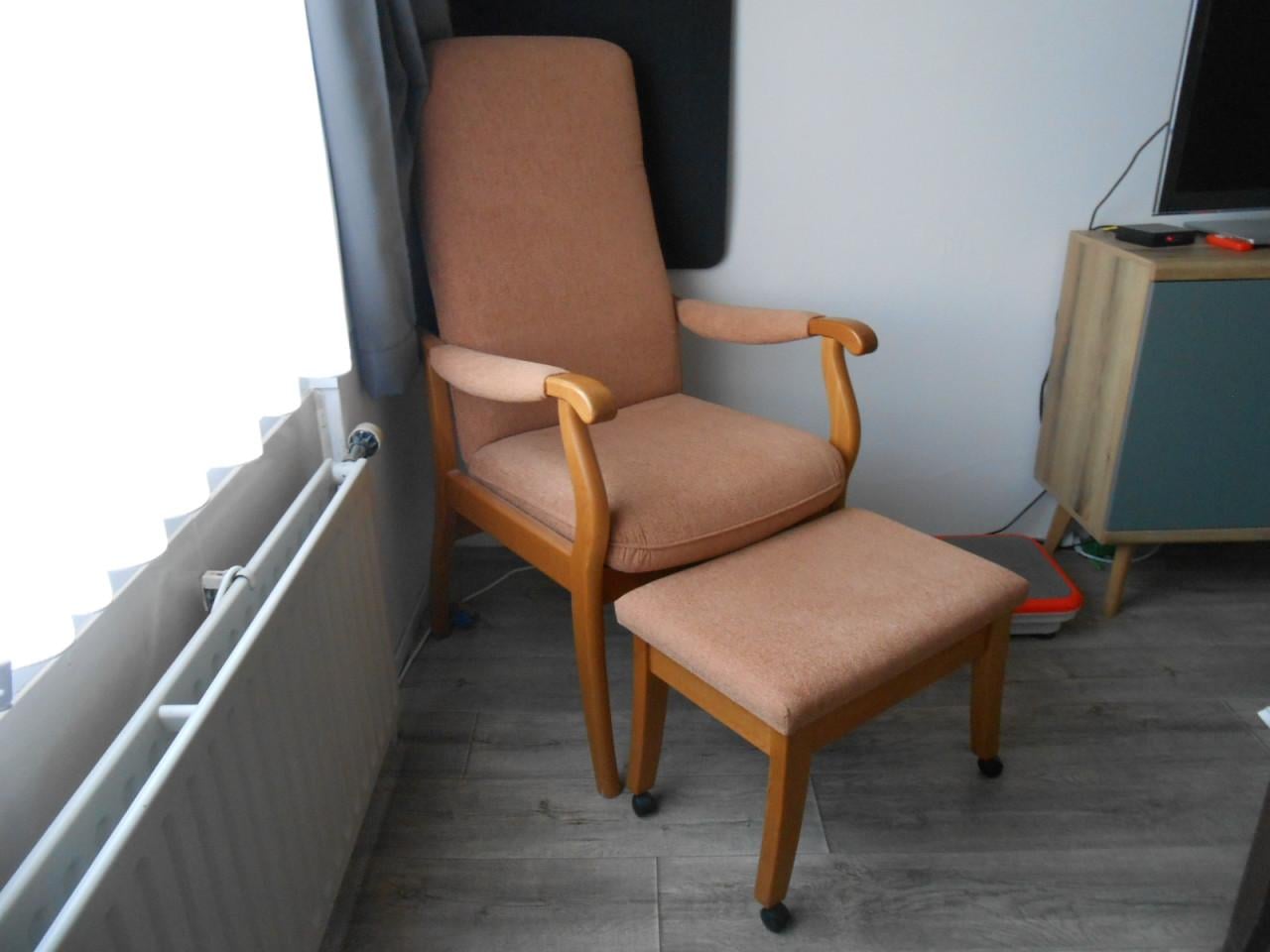 Fauteuil, grote stoel met voetenbank op wielen. Herenstoel