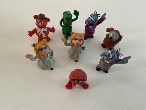 Heel veel verschillende rubber figuurtjes. +/- 5 cm. Hoog.