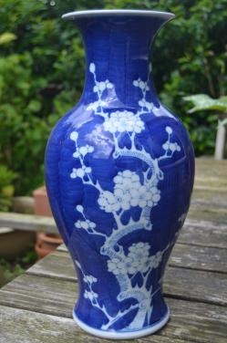 Mooie blauw/witte Chinese prunusvaas, gemerkt